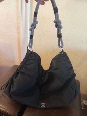 lululemon athletica Black women Duffel with Rope Handle and Removable Strap 16L